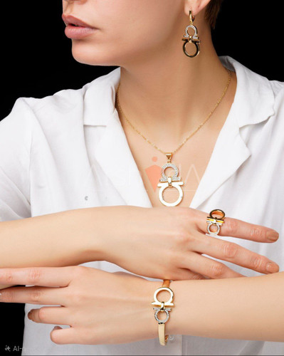 سرویس کامل سالواتور فراگاما مدل انیس شامل گردنبند، گوشواره، دستبند و انگشتر با آبکاری طلا و رادیوم