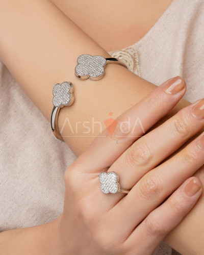 ست بنگل و انگشتر زنانه ونکلیف نقرهای مدل الحمرا با نگینهای زیرکونیوم درخشان و آبکاری رادیوم