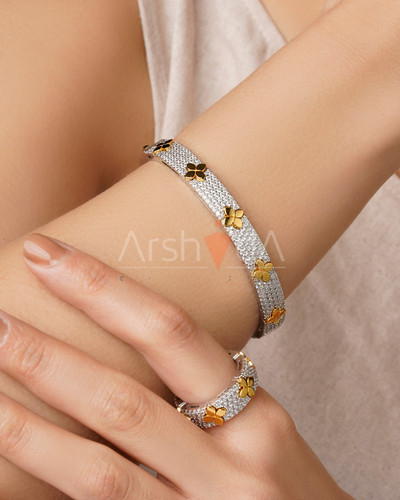 ست دستبند النگویی و انگشتر طرح روبرتو کوین با نگینهای زیرکونیوم درخشان و گلهای طلایی چهارپر