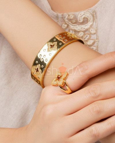 ست دستبند النگویی پهن و انگشتر طرح روبرتو کوین با نماد گل چهارپر نگیندار و آبکاری طلا ۱۸ عیار