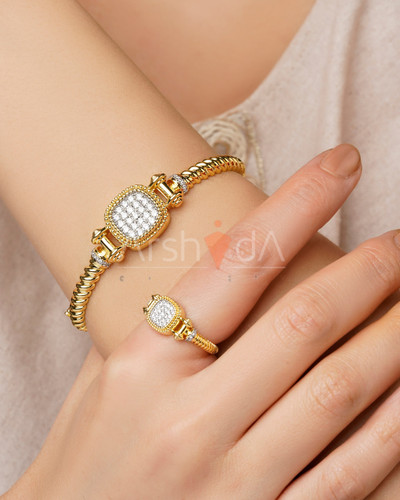 ست دستبند بنگل و انگشتر طرح دیوید یورمن با بدنه بافتدار کابلی طلایی و پلاک مربعی نگیندار