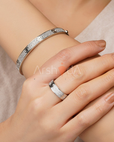 ست دستبند و انگشتر زنانه کارتیه مدل لاو تمام نگین با آبکاری رادیوم و نگینهای درخشان زیرکونیوم