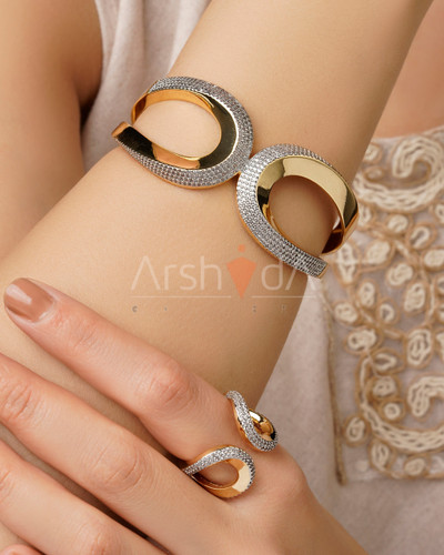 ست دستبند بنگل و انگشتر مدل النا با طراحی دو حلقه بیضی متداخل طلایی و نگیندار در آرشیدا گالری