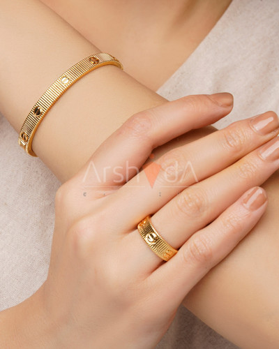 ست دستبند النگویی و انگشتر طرح کارتیه آنلیمیتد با بدنه خطدار راه راه و آبکاری طلای 18 عیار در آرشیدا گالری