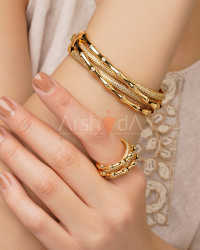 ست دستبند النگویی و انگشتر سه لاین ظریف طرح بامبو کارتیر با آبکاری طلا ۱۸ عیار و نگینهای زیرکونیوم