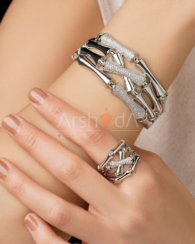 ست دستبند بنگل و انگشتر نقرهای طرح بامبو کارتیر سه لاین با نگینهای درخشان و آبکاری رادیوم