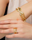 ست دستبند بنگل و انگشتر زنانه طرح بامبو مدل توئین با آبکاری طلای 18 عیار