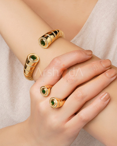 ست دستبند بنگل و انگشتر زنانه مدل ویستا طلایی با طراحی لولهای باز و نگینهای سبز درخشان در آرشیدا گالری