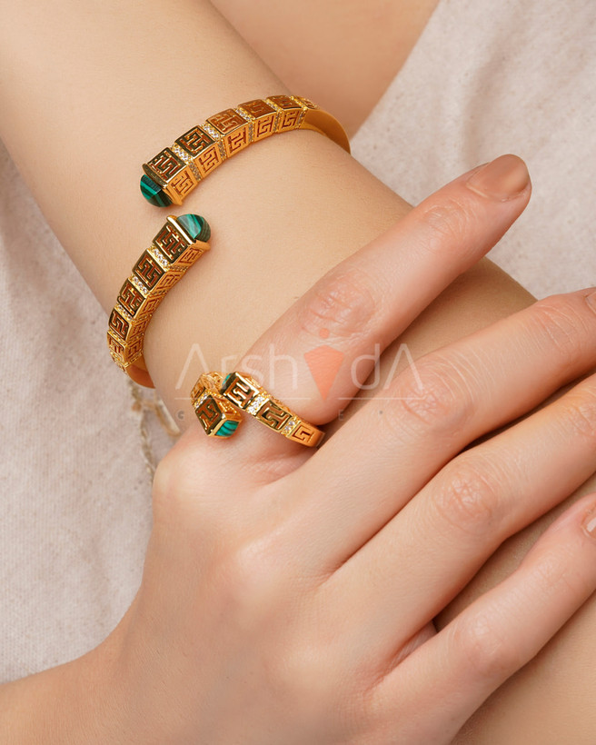 ست دستبند بنگل و انگشتر طلایی طرح ورساچه با نماد کلید یونانی و نگینهای سبز مالاکیت در آرشیدا گالری