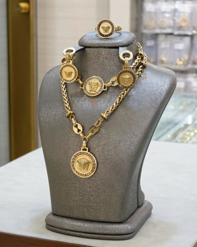 نمای کامل سرویس زنانه طرح ورساچه شامل گردنبند، گوشواره، دستبند و انگشتر استیل با آبکاری طلا روی مانکن