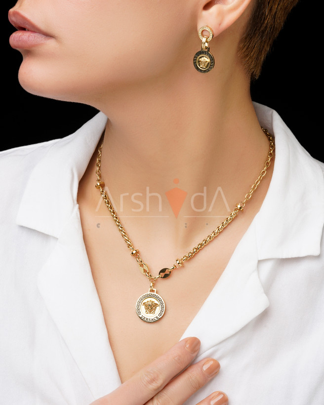گردنبند و گوشواره استیل طرح ورساچه زنانه با روکش طلای ۱۸ عیار روی بدن مدل