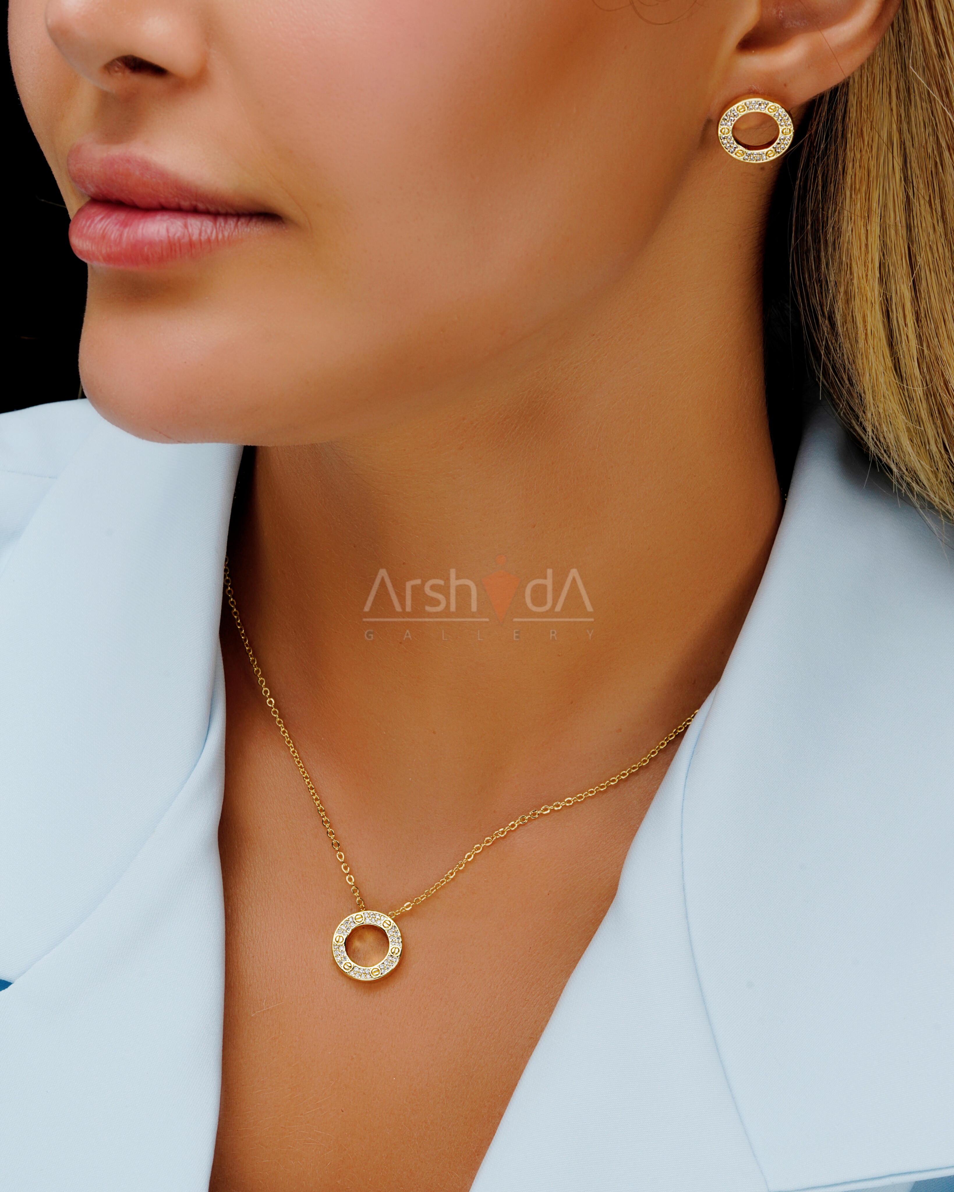 نیمست زنانه شیک طرح کارتیر حلقه نگین‌دار با آبکاری طلای ۱۸ عیار روی مدل