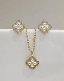 نیمست زنانه طرح طلا مدل ونکلیف با حاشیه نگینهای زیرکونیوم و مرواریدهای صدفی مرکزی، دارای آبکاری طلای ۱۸ عیار