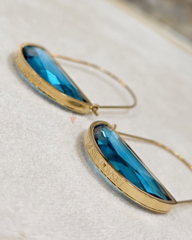گوشواره زنانه کریستالی سوارووسکی با پایه استیل حک شده آبکاری طلای 18 عیار و رادیوم نانو رنگ ثابت