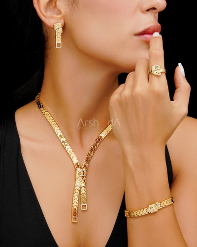 سرویس پوست ماری زنانه بولگاری ویوا با آبکاری طلای ۱۸ عیار و نگینهای درخشان زیرکونیوم روی بدن مدل