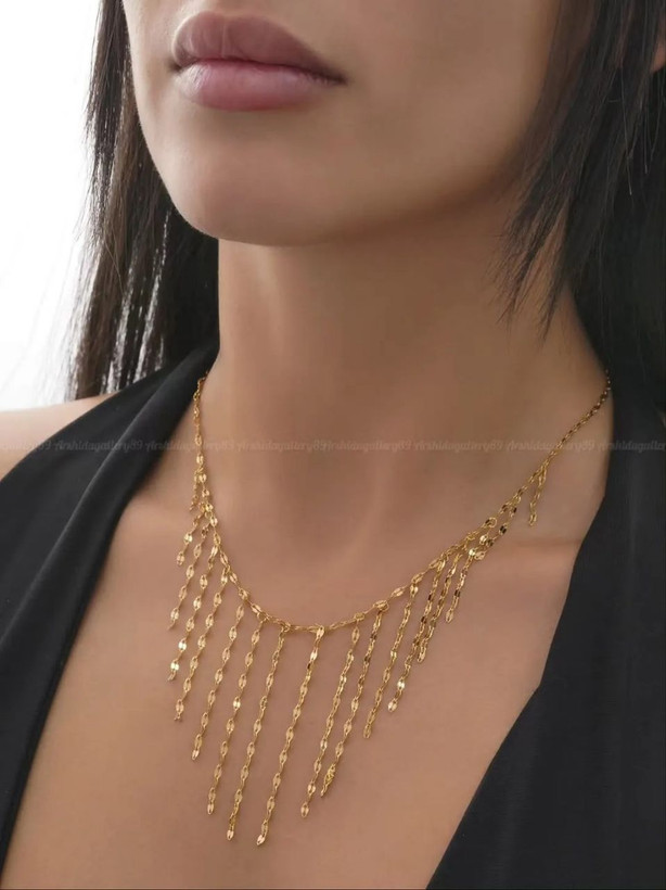 زیورآلات زنانه استیل آرشیدا با آبکاری طلای ۱۸ عیار شامل گردنبندهای آویزدار پولکی و ریشهای و گوشوارههای آویز منگولهای رنگ ثابت